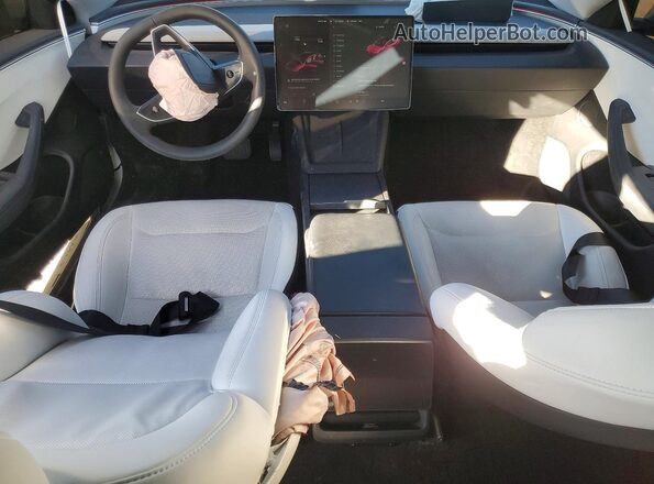 5YJ3E1EB0RF834752 2024 TESLA MODEL Белый Вид панели приборов