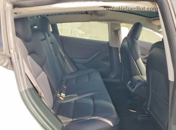 5YJ3E1EB2JF067457 2018 TESLA MODEL White Widok tylnych siedzeń
