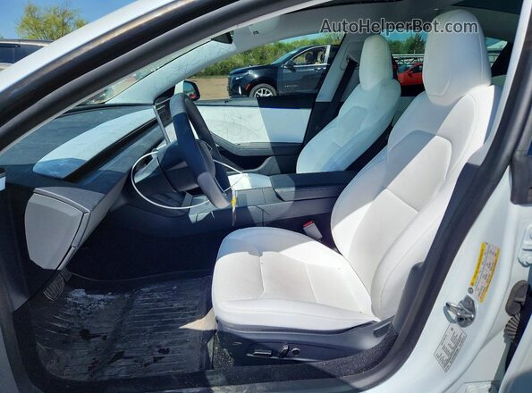 5YJ3E1EB3SF914892 2025 TESLA MODEL Белый Вид салона спереди