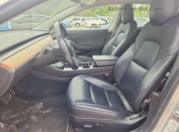 5YJ3E1EB8JF054941 2018 TESLA MODEL Серебряный Вид салона спереди