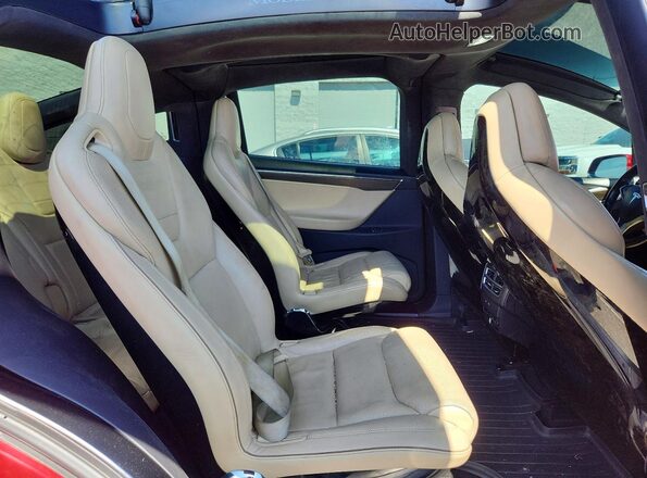 5YJXCBE22GF012352 2016 TESLA MODEL Red Widok wnętrza z tyłu