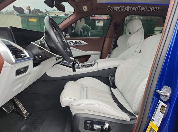 5YM23CS01P9S04351 2023 BMW OTHER Blue Widok wnętrza z przodu