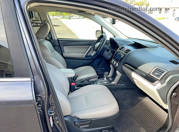 JF2SJARC8JH596519 2018 SUBARU FORESTER 2.5 Gray Rear view