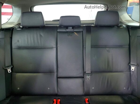5UXWX9C38H0T24582 2017 BMW X3 Red Widok wnętrza z tyłu