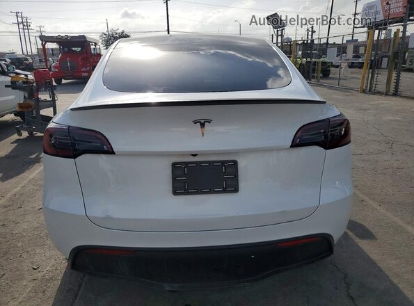 7SAYGDED1RF193049 2024 TESLA MODEL White Front interior view