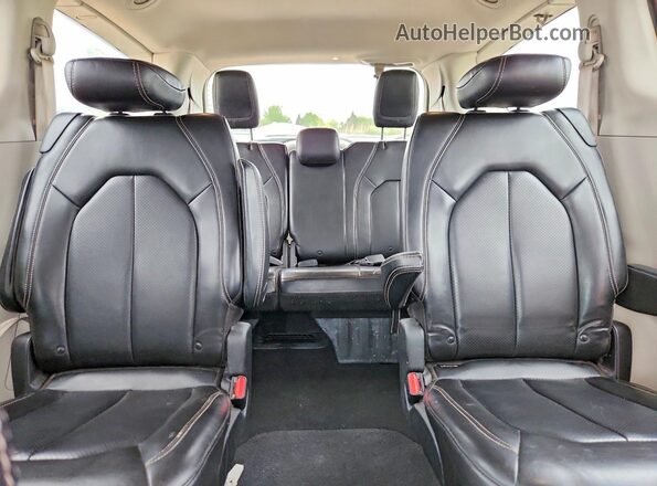 2C4RC1DG7LR268517 2020 CHRYSLER VOYAGER Черный Вид задней части салона