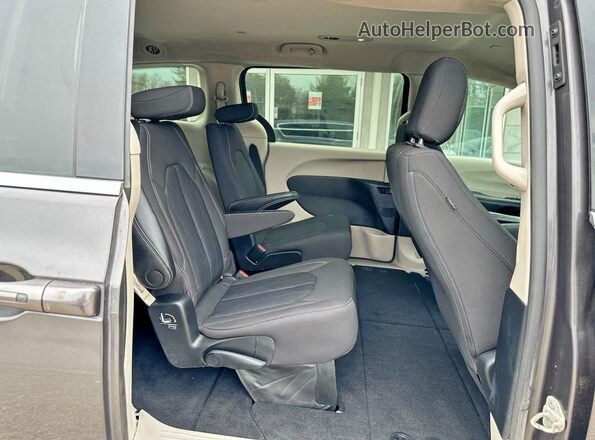 2C4RC1CGXNR105042 2022 CHRYSLER VOYAGER Серый Вид салона спереди