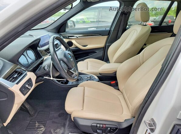 WBXJG7C01L5R93829 2020 BMW X1 Белый Вид салона спереди
