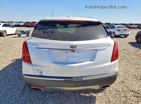 1GYKNFRS3HZ190413 2017 CADILLAC XT5 Белый Вид салона спереди