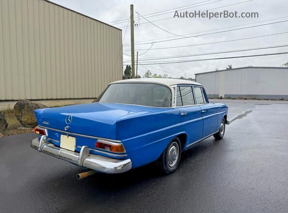 11011010270464 1966 MERCEDES-BENZ 230 Two Tone Widok z przodu