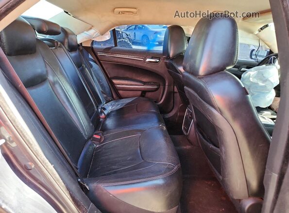 2C3CCAAG3GH141936 2016 CHRYSLER 300 Красный Вид задней части салона