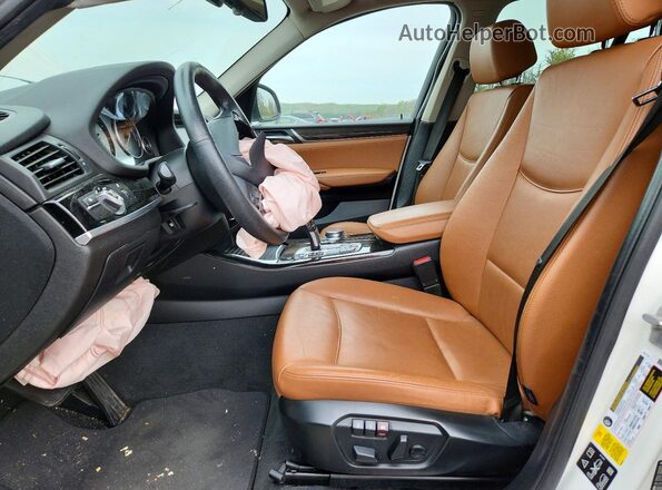 5UXWX9C33H0T25008 2017 BMW X3 Белый Вид панели приборов