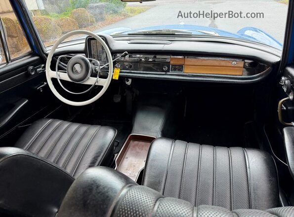 11011010270464 1966 MERCEDES-BENZ 230 Two Tone Widok tylnych siedzeń