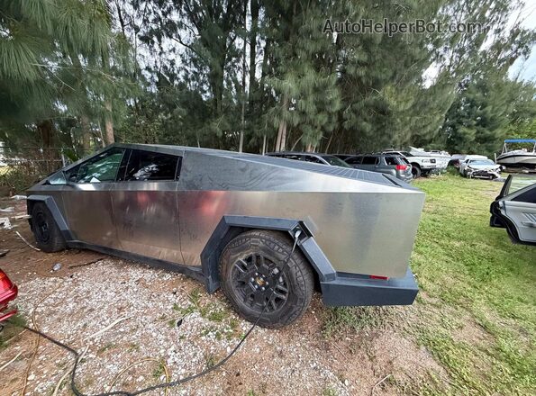 7G2CEHED5RA012985 2024 TESLA CYBERTRUCK Silver Delantero derecho