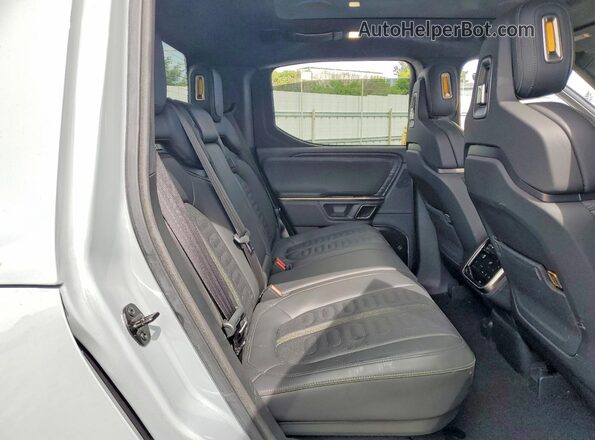 7FCTGAAA6PN024073 2023 RIVIAN R1T Gray Vista de los asientos traseros