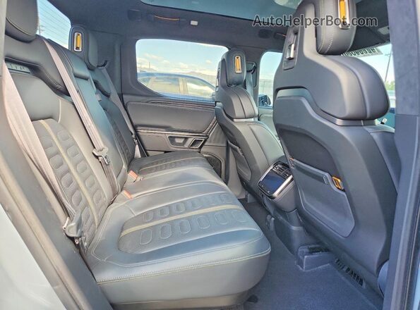 7FCTGAAA9NN005675 2022 RIVIAN R1T Gray Vista de los asientos traseros
