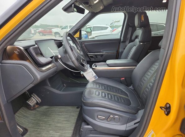 7FCTGAAL1NN004473 2022 RIVIAN R1T Желтый Вид салона спереди