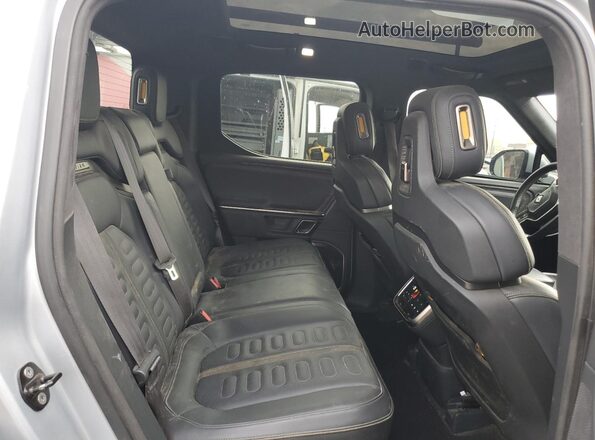 7FCTGAAL7NN001576 2022 RIVIAN R1T Silver Widok wnętrza z tyłu