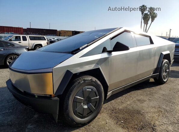 7G2CEHED0TA090386 2026 TESLA CYBERTRUCK Silver წინა მარცხენა ხედი სამი მეოთხედიდან