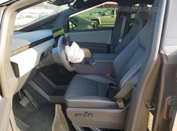 7G2CEHED0TA090386 2026 TESLA CYBERTRUCK Silver წინა სალონის ხედი