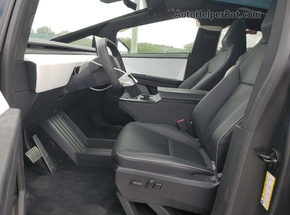 7G2CEHED1RA028066 2024 TESLA CYBERTRUCK Черный Вид салона спереди