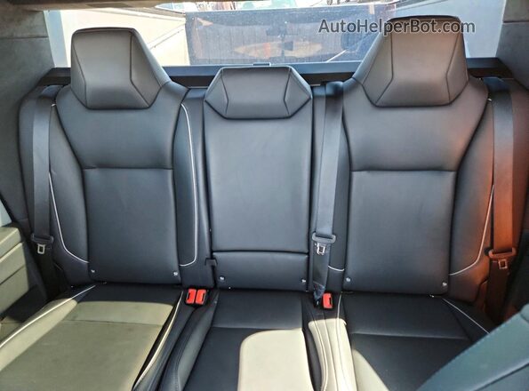 7G2CEHED2SA070803 2025 TESLA CYBERTRUCK Green Vista de los asientos traseros