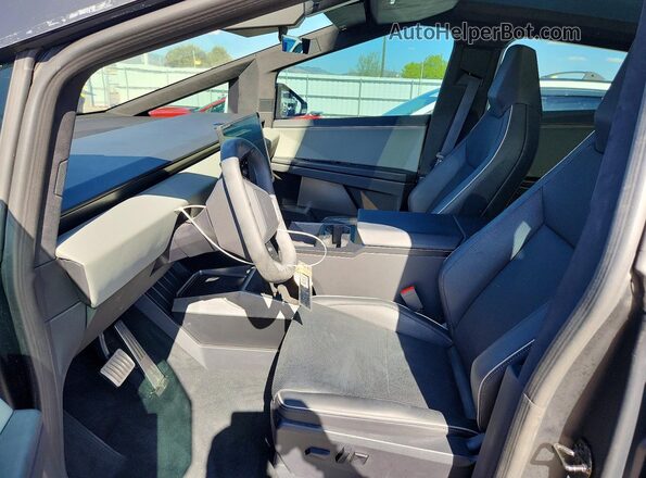 7G2CEHED2SA070803 2025 TESLA CYBERTRUCK Green Vista interior delantera
