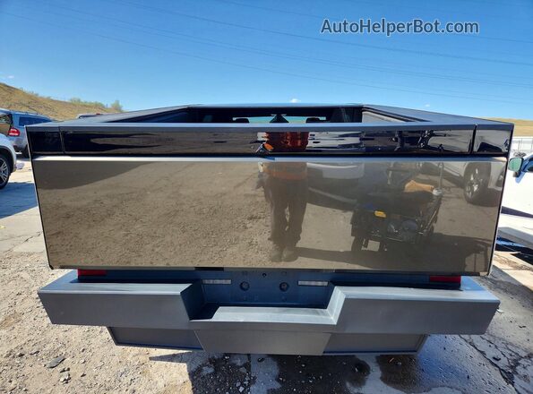 7G2CEHED2SA070803 2025 TESLA CYBERTRUCK Green Vista trasera