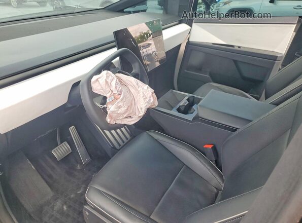 7G2CEHED3RA001645 2024 TESLA CYBERTRUCK Черный Вид панели приборов