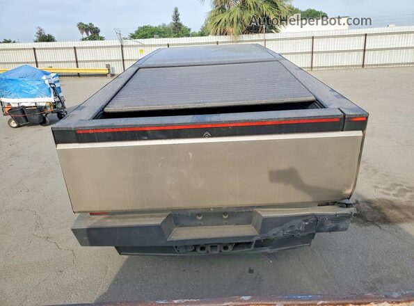 7G2CEHED5RA034355 2024 TESLA CYBERTRUCK Gray Հետևի տեսք