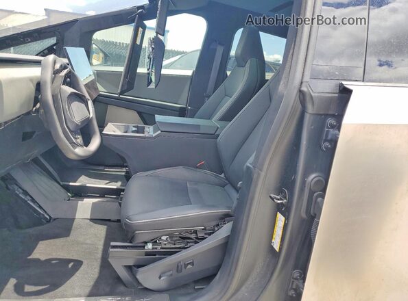 7G2CEHED5SA075011 2025 TESLA CYBERTRUCK Gray Widok wnętrza z przodu