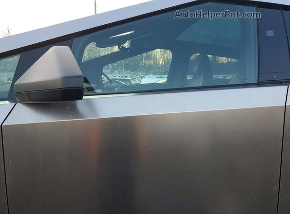 7G2CEHED6RA056770 2024 TESLA CYBERTRUCK Серебряный Вид салона спереди