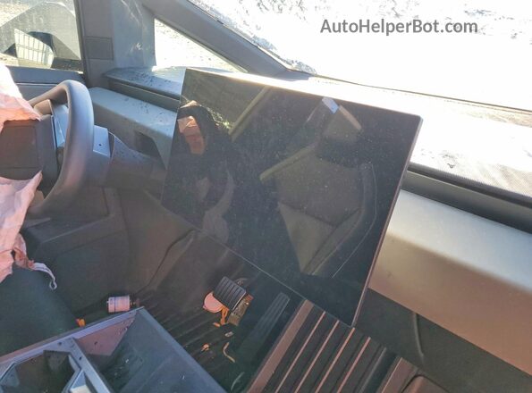 7G2CEHED7SA070036 2025 TESLA CYBERTRUCK Серебряный Вид щитка приборов