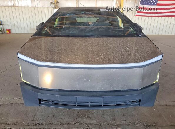 7G2CEHEDXRA015865 2024 TESLA CYBERTRUCK Серебряный Вид спереди
