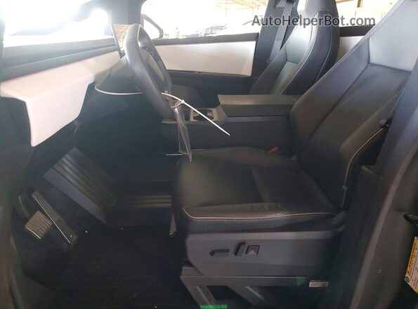 7G2CEHEDXRA015865 2024 TESLA CYBERTRUCK Серебряный Вид салона спереди