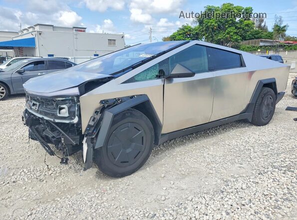 7G2CEHEDXSA073450 2025 TESLA CYBERTRUCK Silver Przód lewy