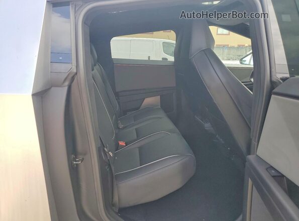 7G2CEHEDXSA073450 2025 TESLA CYBERTRUCK Silver Widok tylnych siedzeń
