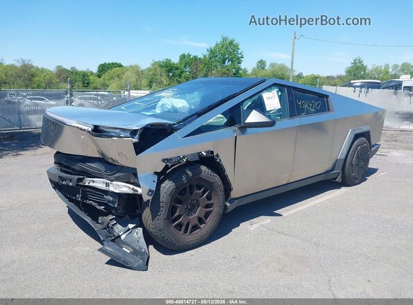 7G2CEHEE1RA034846 2024 TESLA CYBERTRUCK Silver Առջևի ձախ երեք քառորդ տեսարան