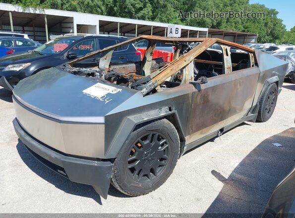 7G2CEHEE6RA036124 2024 TESLA CYBERTRUCK Silver Vista tres cuartos delantera izquierda