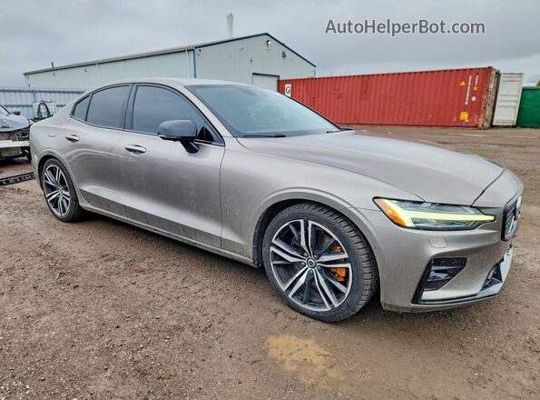 7JRA22TM6KG004283 2019 VOLVO S60 Коричневый Передняя правая четверть