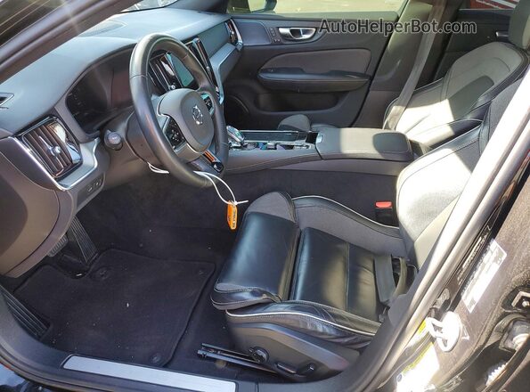 7JRH60FH4RG284463 2024 VOLVO S60 Черный Вид салона спереди