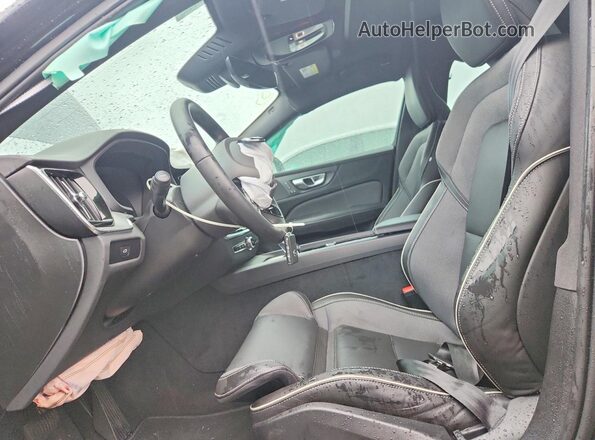 7JRL12FH6RG285747 2024 VOLVO S60 Черный Вид салона спереди
