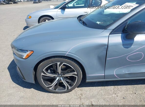 7JRL12TL8RG298069 2024 VOLVO S60 Gray Widok z przodu