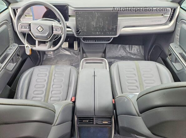 7PDSGABA2RN037012 2024 RIVIAN R1S Серый Вид панели приборов