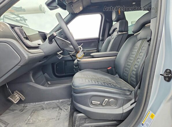 7PDSGABA2RN037012 2024 RIVIAN R1S Серый Вид салона спереди