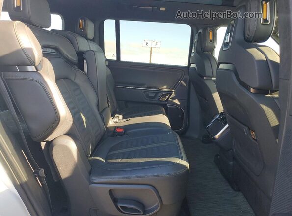 7PDSGABA6RN036431 2024 RIVIAN R1S Белый Вид задней части салона