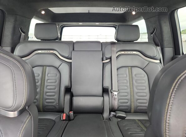 7PDSGABAXPN010167 2023 RIVIAN R1S Черный Вид задних сидений