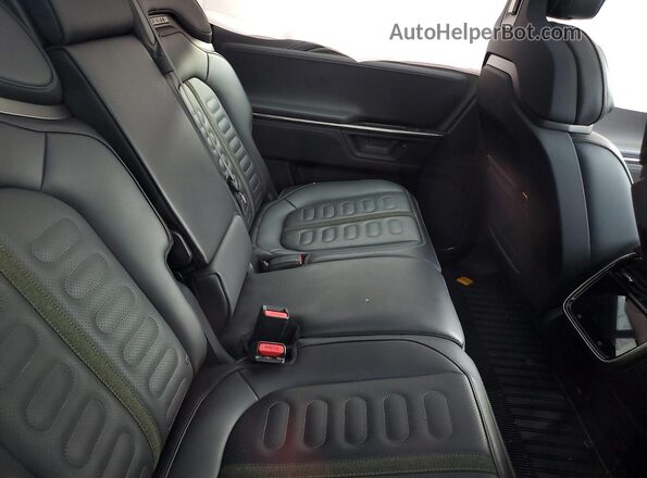 7PDSGBBA7SN048065 2025 RIVIAN R1S Green Widok tylnych siedzeń