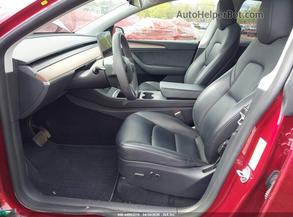 7SAYGAEE8RF184078 2024 TESLA MODEL Y Red Widok wnętrza z przodu