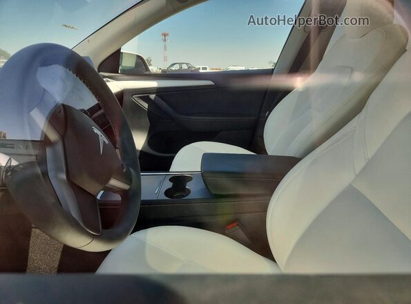 7SAYGDED0SF228833 2025 TESLA MODEL White Front interior view